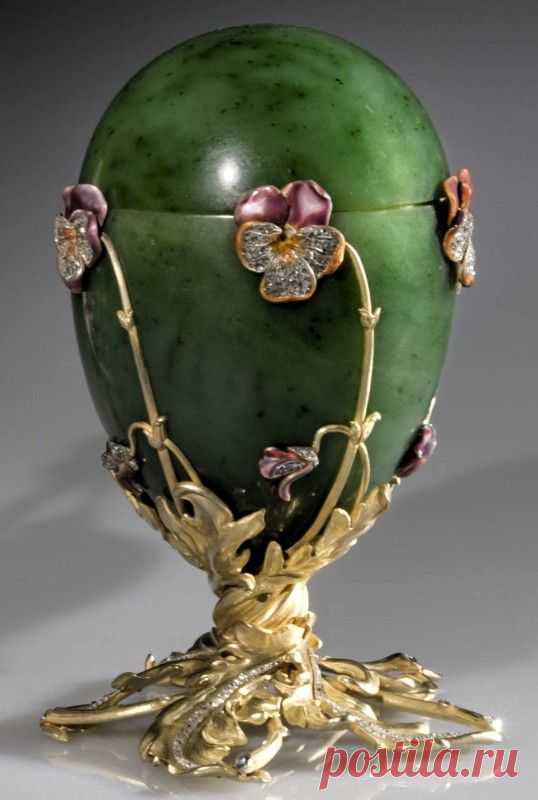 Faberge - Imperial Easter Egg number twenty - The "Pansy Egg", from 1899. This egg was formerly known as the "Spinach Jade Egg", and is made of nephrite, gold, diamonds, and white, red, green, and opaque violet enamel. It rests on a bouquet of twisted gold leaves, from which grows five flowers and five buds of pansies, enameled in various nuances of violet and set with diamonds. |  Pinterest: инструмент для поиска и хранения интересных идей