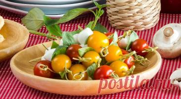 Простая порционная закуска из мини-моцареллы, помидоров черри и базилика с лимонно-оливковым соусом.