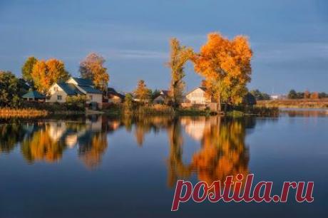 Требуется очень большое мужество: осознать наконец, что мир — не жестокая насмешка над живущими, не дитя Системы, не цепь предопределенных событий, но и не утопия, не место, где всё валится тебе в руки, не локация, где прощается бездействие. Твой мир — это то, что у тебя хватает уверенности лепить. Мир — твои мечты, страхи, решения и осечки. Мир — это и есть ты: тёплый асфальт под окнами, запах морской соли под утро, тепло чьих-то рук, шум трамвая, шелест новых книг и огни фаерщиков на вечерней