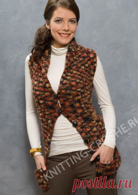 Вязаный спицами женский жилет с карманами