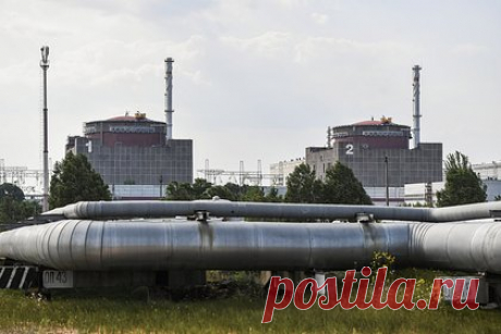 Россия уведомила МАГАТЭ об ударах дронов-камикадзе Украины по Запорожской ТЭС. Россия уведомила Международное агентство по атомной энергии (МАГАТЭ) об ударах дронов-камикадзе по Запорожской ТЭС. Об этом говорится в заявлении агентства. Уточняется, что атаки совершались на распределитель, прежде связанный с Запорожской АЭС.