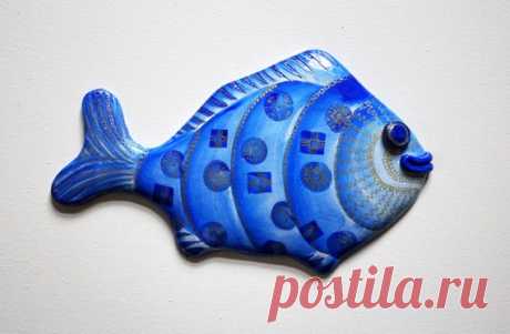 Decor fish wall, decorative fish painted by hand, fish wall hanging, hand painted keraplast fantasy fish The form for fish is sculpted by me from a keraplast. Hand painted with acrylics and gold contour. The fish is varnished in three layers. On the reverse side is bonded loop and left my signature. I hope my work will be nice to your eye.  Fish size: 150 mm high (5.9 inches)  214 mm wide