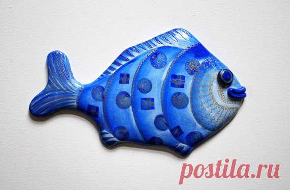 Decor fish wall, decorative fish painted by hand, fish wall hanging, hand painted keraplast fantasy fish The form for fish is sculpted by me from a keraplast. Hand painted with acrylics and gold contour. The fish is varnished in three layers. On the reverse side is bonded loop and left my signature. I hope my work will be nice to your eye.  Fish size: 150 mm high (5.9 inches)  214 mm wide