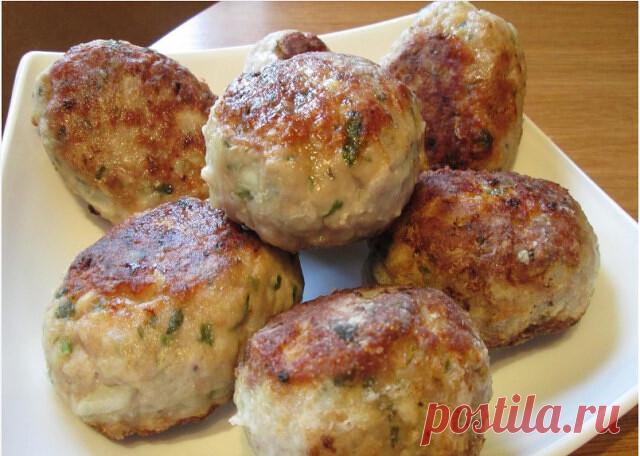 Рыбные котлетки

Одна банка сардин, 2 яйца, 3 луковицы, 7 столовых ложек манки, 0,5 чайной ложки соды( погасить). 
Сардины размять вилкой, добавить яйца, мелко порезанный лук, манку ( можно заменить овсяными хлопьями),соду, все перемешать. Сформировать котлетки, жарить до румяной корочки, не солить, потому что консерва соленая, можно добавить специи по вкусу.