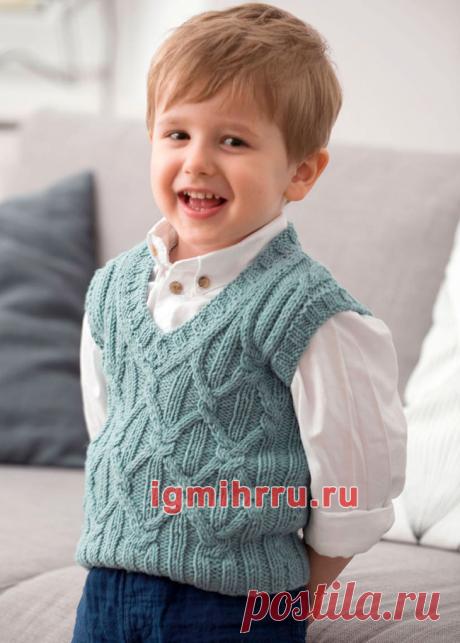 Серо-зеленый жилет для маленького мальчика. Вязание спицами для детей