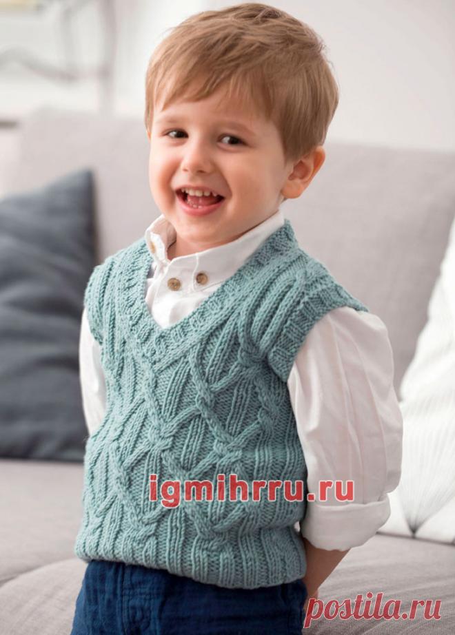 Серо-зеленый жилет для маленького мальчика. Вязание спицами для детей