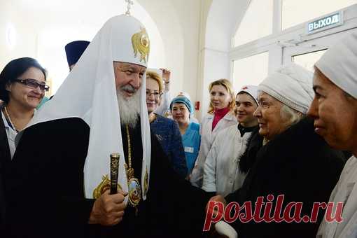 Патриарх Кирилл: «Несмотря на инфекцию, которая провоцирует отчуждение одного человека от другого, мы должны не забывать наших ближних и в меру сил и возможностей оказывать им помощь — конечно, исполняя все необходимые предписания, с тем чтобы не оказаться разносчиками инфекции. Сегодня в нашей поддержке особенно нуждаются люди пожилые, одинокие, лишенные возможности даже за продуктами сходить — такие ведь есть, наверное, и среди наших соседей, родных и близких. Поэтому, о...