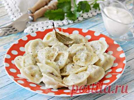 Пельмени сибирские домашней лепки — тот самый классический вкус Без преувеличения могу сказать, что в моей семье самое любимое блюдо – это пельмени. Процесс приготовления домашних пельменей несколько трудоемкий, однообразный, но результат, несомненно, того стоит. В лепке пельменей есть что-то медитативное: мысль течет легко и приятно, а руки заняты делом. Не успеешь все передумать, а сто пельменей уже налепила.