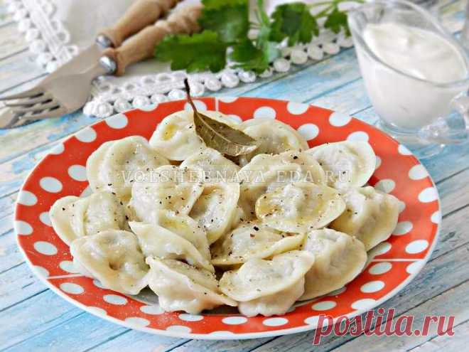 Пельмени сибирские домашней лепки — тот самый классический вкус Без преувеличения могу сказать, что в моей семье самое любимое блюдо – это пельмени. Процесс приготовления домашних пельменей несколько трудоемкий, однообразный, но результат, несомненно, того стоит. В лепке пельменей есть что-то медитативное: мысль течет легко и приятно, а руки заняты делом. Не успеешь все передумать, а сто пельменей уже налепила.