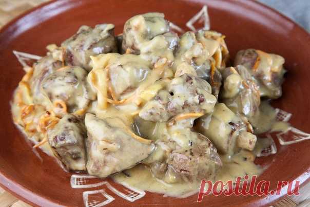 ПЕЧЕНКА В СЫРНОМ СОУСЕ
Поднимем гемоглобин вкусно!

ИНГРЕДИЕНТЫ:
● Куриная печенка — 500 г
● Луковица — 1 шт.
● Плавленный сыр в банке — 400 г
● Соль — по вкусу
● Перец — по вкусу
● Лавровый лист
● Кипяченая вода — ½ стакана

ПРИГОТОВЛЕНИЕ:
1. Режем лук полукольцами и крупными кубиками. Обжариваем его на растительном масле до золотистого цвета.
2. Заранее порезанную печенку на кусочки (размеры кусочков выбирайте сами) добавляем в сковородку. Жарим минут 5. Я режу на мелкие...