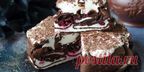 Шоколадный блинный торт с вишней и сметанным кремом в домашних условиях: рецепт - Лайфхакер