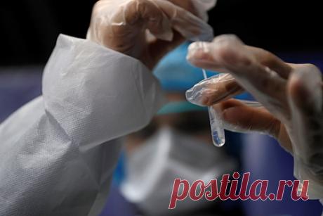 Вирусолог испугался новой эпидемии из-за украинских лабораторий. После утечек из украинских лабораторий есть вероятность, что в мире начнутся новые пандемии. Такие опасения высказал директор НИЦ по профилактике и лечению вирусных инфекций Георгий Викулов. По словам российского вирусолога, утечки из лабораторий в военное время вполне вероятны.