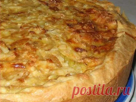 Как приготовить луковый пирог с сырками Этот домашний луковый пирог с сырками вас точно удивит! Дело в том, что плавленные сырки в сочетании с луком приобретают мясной вкус! Интересно, оригинально, очень вкусно и сытно. Попробуйте приготовить такой пирог дома! 