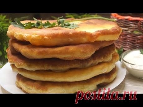 Пышные лепешки на кефире. Пока жарятся лепешки, аромат стоит просто восхитительный, так что не удивляйтесь, если все родные соберутся за столом раньше обычно...