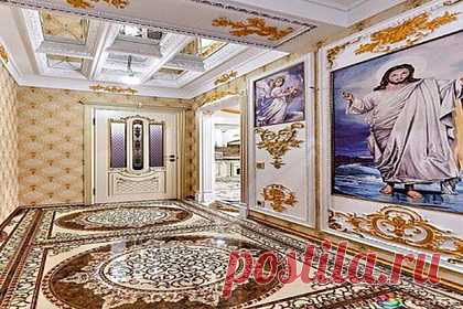 В российском гетто решили продать жилье с золотым унитазом и Христом в прихожей. В неблагополучном районе Краснодара решили продать роскошную двухкомнатную квартиру с интерьером в стиле барокко. За жилье с фресками и золотом риелторы попросили более 12 миллионов рублей. Некоторые жители города назвали дизайн вычурным и безвкусным, а также сыронизировали по поводу расположения дома.