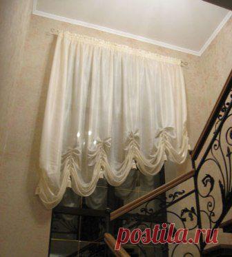 Окна лестничного марша требует особого подхода, обычно они нестандартные и навесить привычные шторы не всегда представляется возможным. Иногда мы предлагаем использование дополнительных карнизов, держателей, крючков.