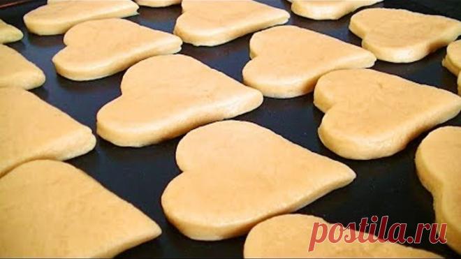 Простое печенье на сметане – очень мягкое, долго не черствеет.