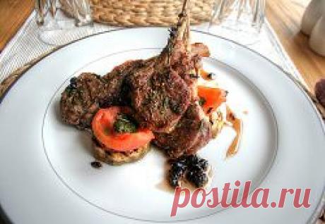 Каре ягненка с печеными баклажанами и томатами конкасе под барбарисовым соусом