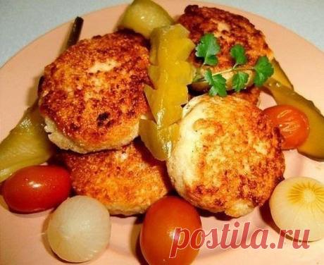 Вкусные котлеты из минтая

С учётом того, что рыбу надо обязательно кушать не менее 2-3 раз в неделю, а косточки в рыбе многих пугают, предлагаю вот такой рецепт котлеток из минтая. За счёт сыра котлеты получатся нежные, а вкус у них более изысканный. Котлеты получаются очень вкусными, рыбой абсолютно не пахнут, жарятся быстро, стоят недорого, очень полезные,

Нам нужно:

2 тушки минтая
1 луковица среднего размера
2 зубчика чеснока
50 гр сыра
2 ст ложки манки
1 яйцо
соль, ...