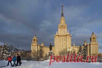 Раскрыты подробности скандального экзамена студентки-вундеркинда в МГУ. Девятилетней студентке первого курса психфака МГУ имени Ломоносова Алисе Тепляковой поставили «неуд» и удерживали в аудитории. Такие подробности скандального экзамена студентки-вундеркинда рассказали Тепляковы в ЖЖ-аккаунте семьи. Девочку якобы незаконно удерживали в аудитории почти два часа.