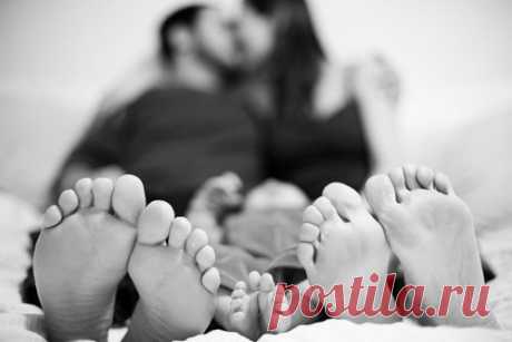 Чтобы мамочка и папа не боялись спать одни, Я беру свою подушку, к ним спеша скорей в кровать. Скоро солнышко проснется, город выключит огни, А пока я буду смело чуткий сон их охранять. Под бочок я к папе лягу и в плечо его уткнусь, Ну, а ножки можно маме под ладошку положить. Нет, я вовсе не трусишка – темноты я не боюсь, Просто трудно маме с папой без меня всю ночь прожить!