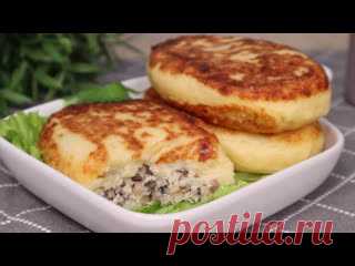 Такое вкусное блюдо на ужин я готовлю из оставшегося картофельного пюре Ингредиенты:Картофель: 1кгЯйца: 1штМука: 2-3 ст.лСоль: ½ ч.лНачинка:Курица: 200г (1 бедро, ½ филе)Шампиньоны: 200гЛук репчатый: 1штЧеснок: ½ ч.лСоль: ½ ч.лПерец черный молотый: по вкусу