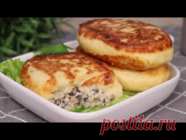 Такое вкусное блюдо на ужин я готовлю из оставшегося картофельного пюре Ингредиенты:Картофель: 1кгЯйца: 1штМука: 2-3 ст.лСоль: ½ ч.лНачинка:Курица: 200г (1 бедро, ½ филе)Шампиньоны: 200гЛук репчатый: 1штЧеснок: ½ ч.лСоль: ½ ч.лПерец черный молотый: по вкусу