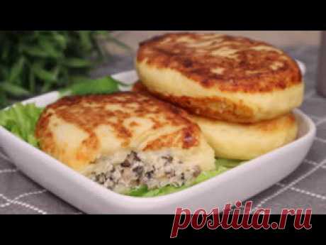 Такое вкусное блюдо на ужин я готовлю из оставшегося картофельного пюре Ингредиенты:Картофель: 1кгЯйца: 1штМука: 2-3 ст.лСоль: ½ ч.лНачинка:Курица: 200г (1 бедро, ½ филе)Шампиньоны: 200гЛук репчатый: 1штЧеснок: ½ ч.лСоль: ½ ч.лПерец черный молотый: по вкусу