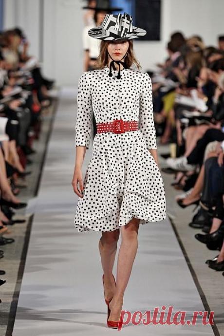 Модные фасоны платьев в горох. Модное платье в красный, белый, черный, синий горошек