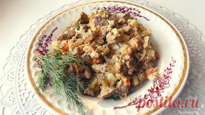 Салат из куриной печени с морковью и луком Ингредиенты для приготовления салата:700 гр. куриной печени3 картошки2 куриных яйца2 соленых огурца1 морковь1 репчатый лукНебольшой пучок укропаРастительное масло для жаркиСоль по вкусуМайонез для заправки салатаКак приготовить салат из куриной печени: