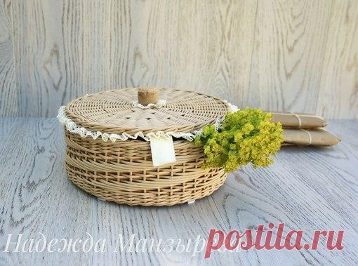 Плетёная шкатулка. 
Фанерное дно, хб кружево.
D-23 cm
H-10cm
Цена 900 руб