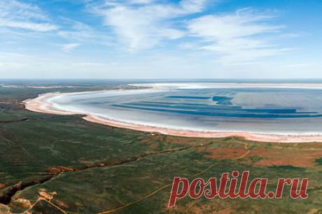 Астраханское озеро стало «Сокровищем России». Озеро Баскунчак в Ахтубинском районе Астраханской области стало лауреатом онлайн-конкурса «Сокровища России». Об этом в среду, 1 декабря, сообщает «Российская газета». Как уточняет издание, водоем вошел в топ-5 номинации «Пляжный, оздоровительный или рекреационный курорт».