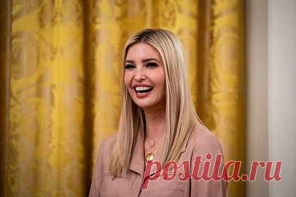 Дочь Трампа прошлась по улицам в мини-шортах и была обругана в сети. Дочь бывшего президента США Дональда Трампа Иванка прошлась по улицам с оголенными ногами и была обругана в сети. Папарацци заметили 40-летнюю бизнесвумен в Майами во время водной прогулки на катере с детьми. Трамп была одета в черный спортивный топ с длинными рукавами и джинсовые мини-шорты.