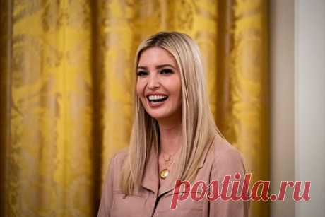 Дочь Трампа прошлась по улицам в мини-шортах и была обругана в сети. Дочь бывшего президента США Дональда Трампа Иванка прошлась по улицам с оголенными ногами и была обругана в сети. Папарацци заметили 40-летнюю бизнесвумен в Майами во время водной прогулки на катере с детьми. Трамп была одета в черный спортивный топ с длинными рукавами и джинсовые мини-шорты.