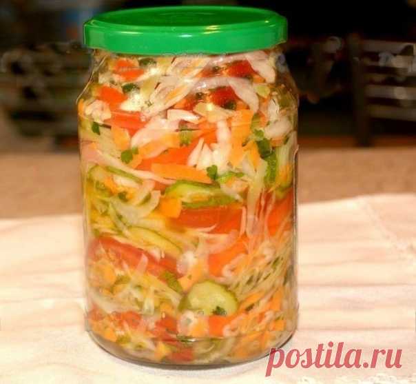 САЛАТ С ХРУСТИНКОЙ 

Есть у меня рецепт очень вкусного овощного салата, который заготавливается на зиму. Хотя я не отношусь к любителям консервированных салатов, но это блюдо из тех, которые зимой отличаются необычайно пикантным вкусом и необыкновенной свежестью. Главное - не передержать по времени при стерилизации, чтобы он не стал вареным, а овощи сохранили легкую хрустинку и витамины. 

огурцы - 1 кг; 
помидоры - 1 кг; 
Пokазать пoлнocmью...