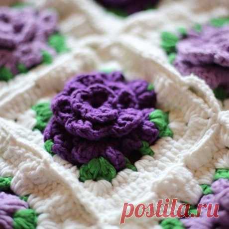 Плед из квадратов с выпуклым цветком, крючком