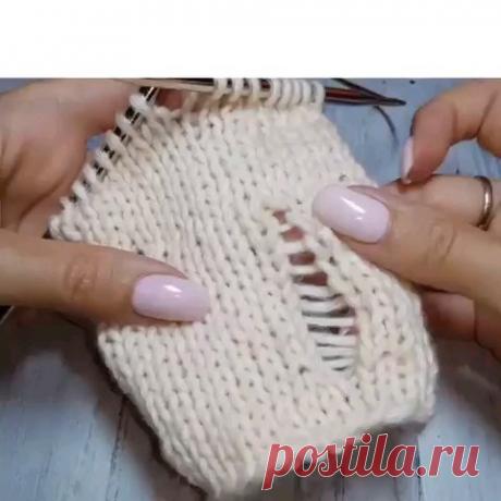 Видео-урок - Как сделать спущенные петли на полотне от @svyazhi_sama:⠀
✔ Определить место окончания "дырки", сделать накид, провязать две вместе лицевой, и вязать далее по рисунку⠀
✔ В изнаночном ряду накид провязать изнаночной петлей ⠀
✔ Связать необходимую высоту "дырки"  и спустить петлю, которая начинается с накида⠀
✔ Вместо спущенной петли сделать скрещеный накид и вязать далее⠀
✔ В изнаночном ряду скрещеный накид провязать изнаночной.
Если предполагает спустить две п...