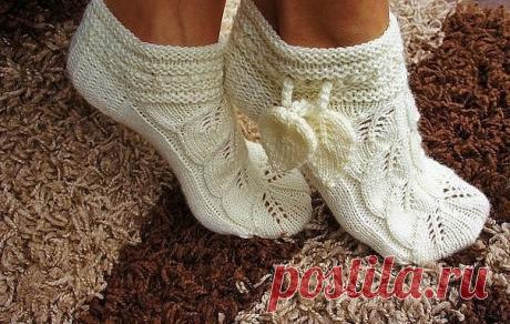 ВЯЖЕМ СПИЦАМИ АЖУРНЫЕ НОСОЧКИ 

Сами вяжем ажурные тапочки  

Набираем 48 петель, распределяем на 4 спицы и вяжем узор:  

1 ряд – лицевыми петлями;  

2 ряд - изнаночными петлями;  

3 ряд – лицевыми петлями;  

4ряд - изнаночными петлями;  

5 и 6 ряды вяжем по кругу лицевыми петлями;  

7 ряд – лицевыми петлями;  

8 ряд - изнаночными петлями;  

9 ряд – лицевыми петлями;  

10 ряд - изнаночными петлями;  

11 и 12 ряды вяжем по кругу лицевыми петлями;  

13 ряд делаем ...