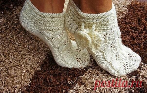 ВЯЖЕМ СПИЦАМИ АЖУРНЫЕ НОСОЧКИ 

Сами вяжем ажурные тапочки  

Набираем 48 петель, распределяем на 4 спицы и вяжем узор:  

1 ряд – лицевыми петлями;  

2 ряд - изнаночными петлями;  

3 ряд – лицевыми петлями;  

4ряд - изнаночными петлями;  

5 и 6 ряды вяжем по кругу лицевыми петлями;  

7 ряд – лицевыми петлями;  

8 ряд - изнаночными петлями;  

9 ряд – лицевыми петлями;  

10 ряд - изнаночными петлями;  

11 и 12 ряды вяжем по кругу лицевыми петлями;  

13 ряд делаем ...