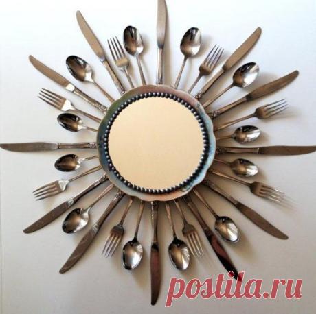 Рама для зеркала своими руками из столовых приборов. Необычная идея для декора кухни.