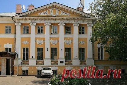 В усадьбе в центре Москвы обрушилась стена. В центре Москвы в усадьбе XVIII века обрушилась стена. Внимание на произошедшее в столице обратило издание «Московский комсомолец». Инцидент произошел днем в понедельник, 3 июля, на цокольном этаже усадьбы Долговых-Жемочкиных, расположенной на Большой Ордынке. Объект был построен в 1770-х годах.