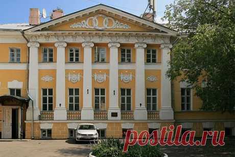 В усадьбе в центре Москвы обрушилась стена. В центре Москвы в усадьбе XVIII века обрушилась стена. Внимание на произошедшее в столице обратило издание «Московский комсомолец». Инцидент произошел днем в понедельник, 3 июля, на цокольном этаже усадьбы Долговых-Жемочкиных, расположенной на Большой Ордынке. Объект был построен в 1770-х годах.