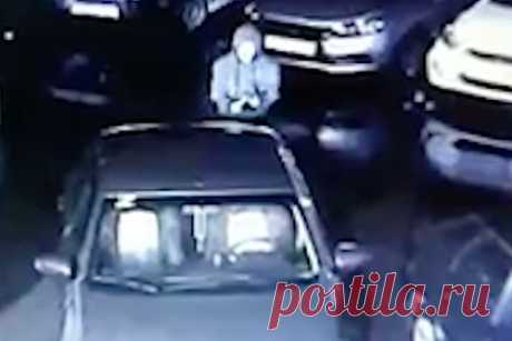 Мужчина с топором напал на автомобиль с буквой Z и попал на видео. В Екатеринбурге нападение мужчины с топором на легковой автомобиль с буквой Z на стекле попало на видео. На кадрах видно, как неизвестный в накинутом на голову капюшоне подходит сзади к легковушке Lada Granta, достает топор и начинает наносить удары по стеклу, где находилась наклейка.