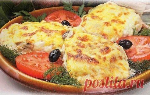 Куриные грудки "по-французски"

Ингредиенты:

куриное филе - 500 г
сыр - 100 г
сметана - 4 ст. ложки
майонез - 4 ст. ложки
шампиньоны - 200 г
репчатый лук - 1 шт.
сливки - 100 г
соль, перец - по вкусу
сливочное масло - для жарки

Приготовление:

Рецепт приготовления куриных грудок по-французски прост: разрежьте грудки вдоль, отбейте, посолите, поперчите, залейте сливками и п%D