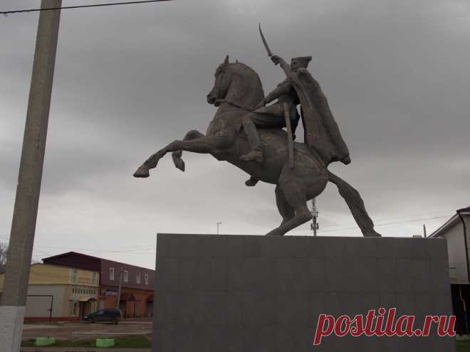 Город Саратовской области в который сложно попасть, а потом выбраться.  😀.
Саратовской области - это город с населением в 600 тыс.человек.
В нем есть аэропорт, железнодорожный вокзал, автовокзал.
Построили его в 1722 году и назвали Покровском.
После революции,