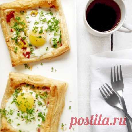 Слойки с яйцом, ветчиной и сыром