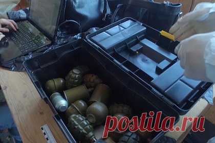 В Мелитополе обнаружили тайник со взрывчаткой и гранатометами. В Мелитополе полицейские и взрывотехники ОМОН обнаружили возле недостроенного здания схрон со взрывчаткой и оружием. Под бетонными плитами были спрятаны три брикета пластичного вещества, тротиловая шашка массой 400 г, несколько гранатометов, предположительно производства Украины, гранаты, автомат и украинский флаг.