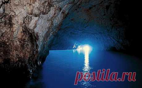Италия. Лазурный грот острова Капри - Вряд ли кто-то откажется спуститься в пещеру и восхититься восхитительными природными скульптурами, гротами, различных форм и размеров сталагмитами и сталактитами