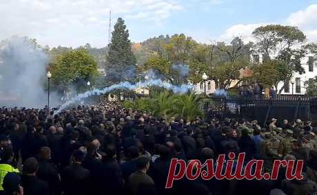 Число пострадавших при протестах в Абхазии выросло до 8 человек. Протесты в Абхазии продолжаются уже несколько дней, протестующие требуют отменить законопроект о ратификации инвестиционного соглашения с Россией. Сегодня они окружили здание парламента, где начались столкновения с силовиками