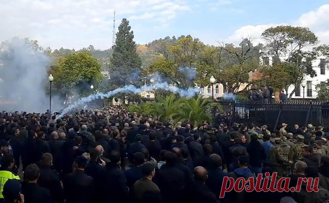 Число пострадавших при протестах в Абхазии выросло до 8 человек. Протесты в Абхазии продолжаются уже несколько дней, протестующие требуют отменить законопроект о ратификации инвестиционного соглашения с Россией. Сегодня они окружили здание парламента, где начались столкновения с силовиками